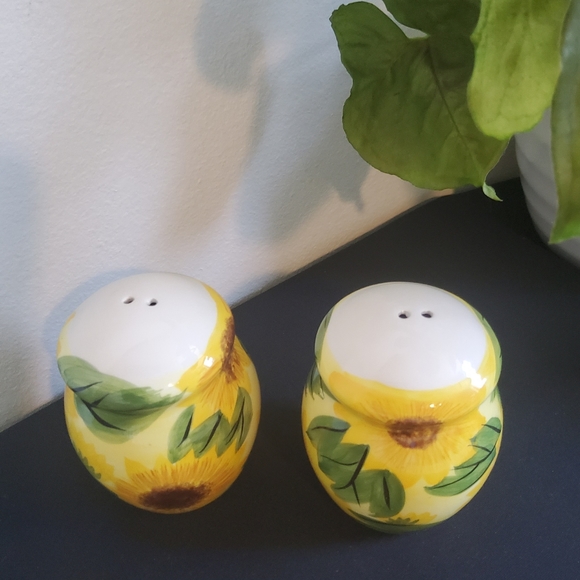 Vintage Sunflower Salt and Pepper Shaker - Picture 2 of 6